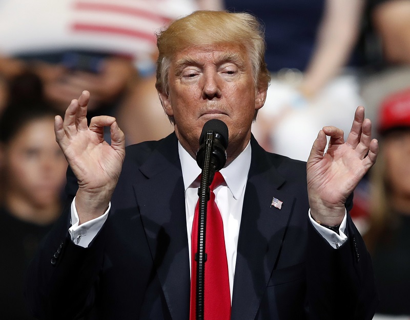 Демократе: Трамп прекршио клаузулу о примањима